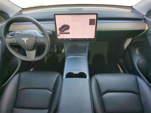 Used 2022 Tesla Model Y Long Range image 18