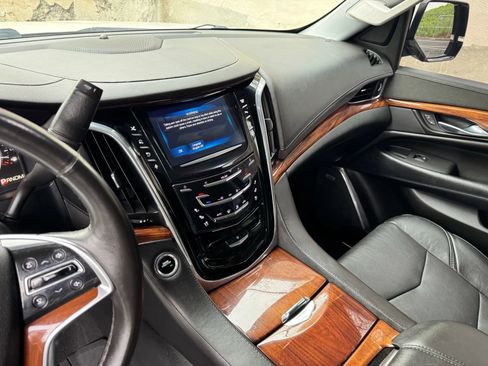 Used 2015 Cadillac Escalade Premium image 19