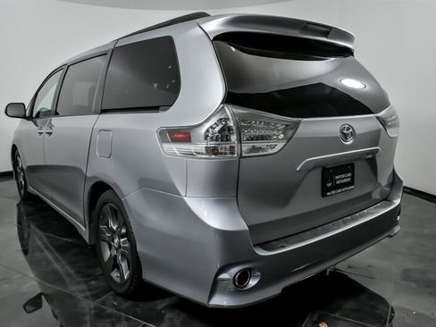 Used 2016 Toyota Sienna SE w/ SE Preferred Package FWD image 8
