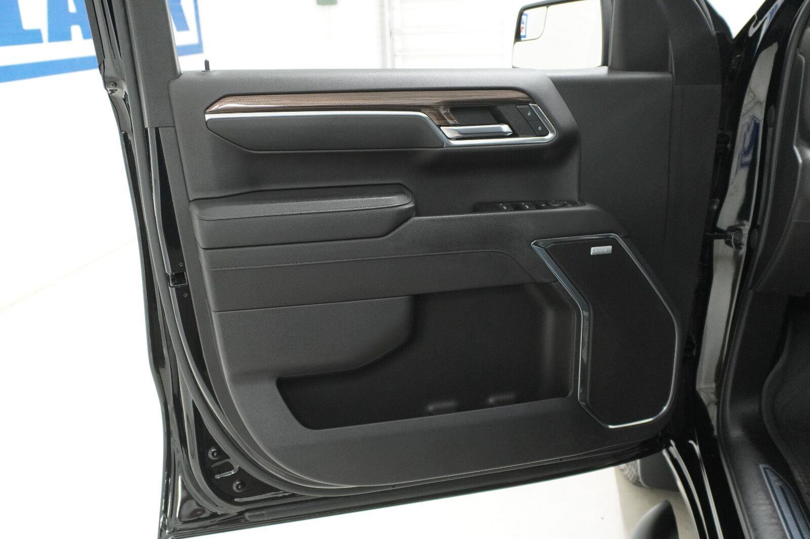 Used 2023 Chevrolet Silverado 1500 RST w/ Redline Edition AWD/4WD image 18