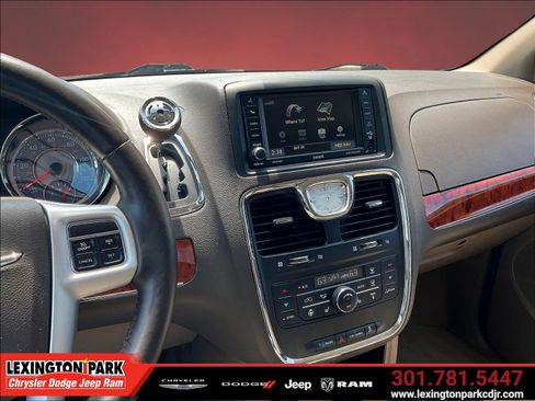 Used 2015 Chrysler Town & Country Touring w/ Driver Convenience Group FWD image 9