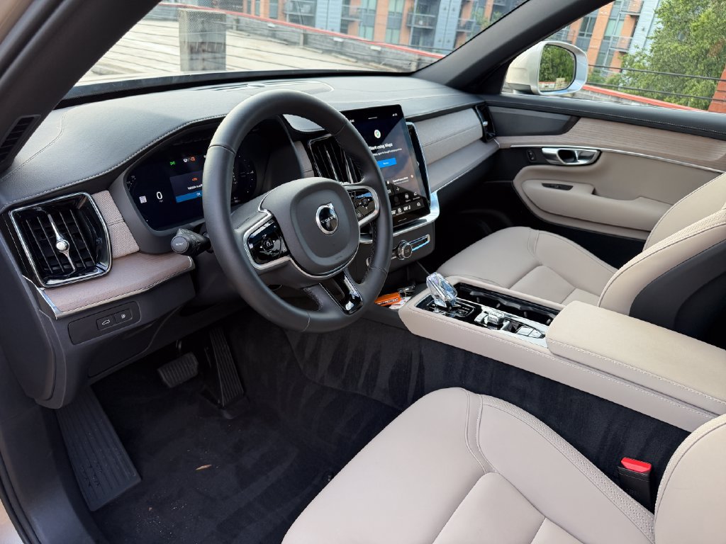 Certified 2025 Volvo XC90 T8 Plus w/ Protection Package Premier AWD/4WD image 10