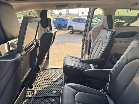 Used 2024 Chrysler Pacifica Limited w/ Uconnect Theater Family Group image 34