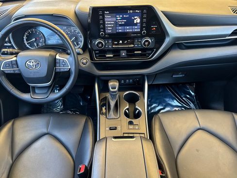 Used 2022 Toyota Highlander XLE FWD image 16