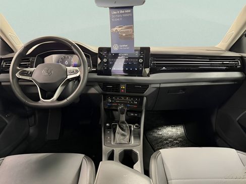 Certified 2025 Volkswagen Jetta SE image 9