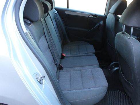 Used 2010 Volkswagen Golf 4-Door FWD image 16