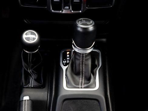 Used 2018 Jeep Wrangler Unlimited Sahara AWD/4WD image 24