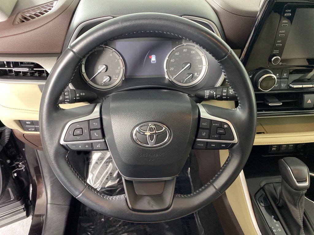 Used 2022 Toyota Highlander XLE AWD/4WD image 16