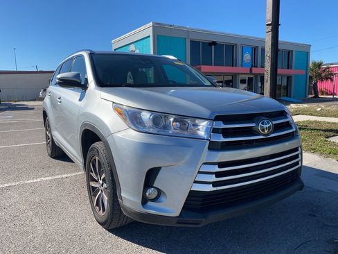 Used 2017 Toyota Highlander SE image 1