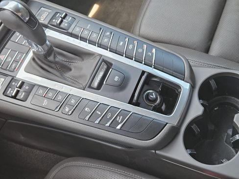 Certified 2020 Porsche Macan S AWD/4WD image 20