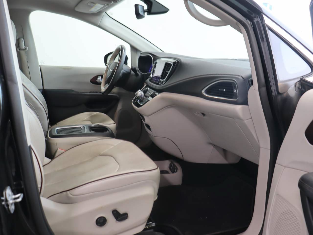 Used 2020 Chrysler Pacifica Limited FWD image 19
