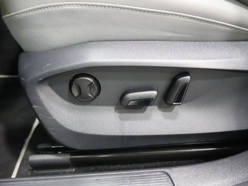 Used 2023 Volkswagen Taos SE w/ Panoramic Sunroof Package image 14