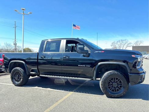 Used 2024 Chevrolet Silverado 2500 ZR2 w/ Technology Package AWD/4WD image 4