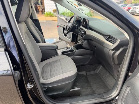 Used 2022 Ford Escape SE FWD image 16