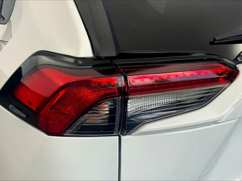Used 2021 Toyota RAV4 LE AWD/4WD image 27