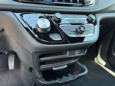 New 2026 Chrysler Pacifica Select image 25