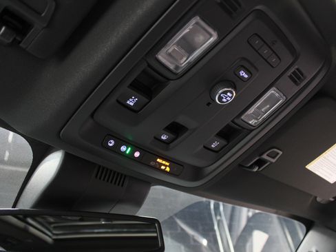 Used 2023 Chevrolet Suburban Z71 image 26