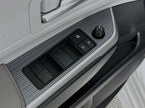 Used 2025 Toyota Sienna XLE w/ XLE Plus Package image 21