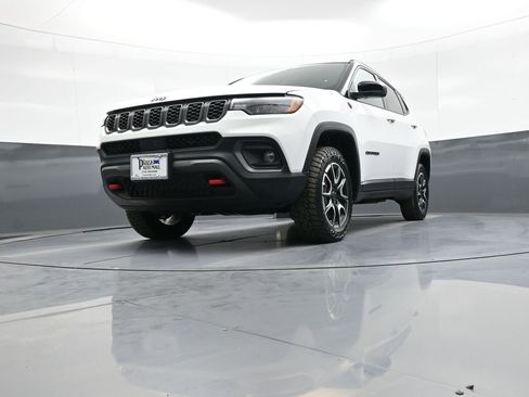 Used 2025 Jeep Compass Trailhawk AWD/4WD image 25