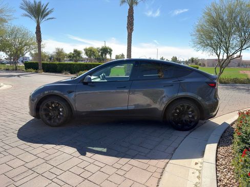 Used 2022 Tesla Model Y Long Range image 5