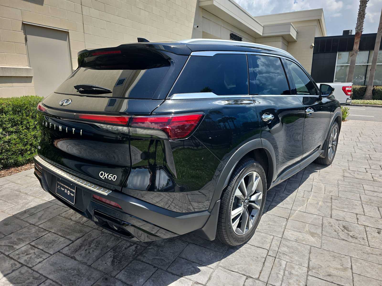 Used 2023 INFINITI QX60 Luxe w/ Cargo Package AWD/4WD image 3