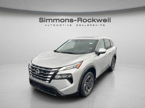 Used 2024 Nissan Rogue SV w/ SV Premium Package image 1