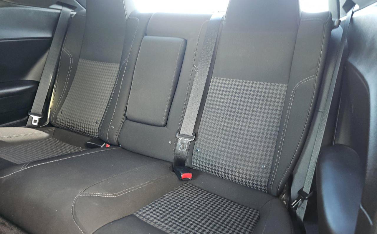 Used 2015 Dodge Challenger SXT RWD image 14