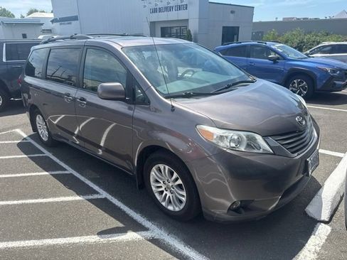 Used 2013 Toyota Sienna XLE FWD image 1