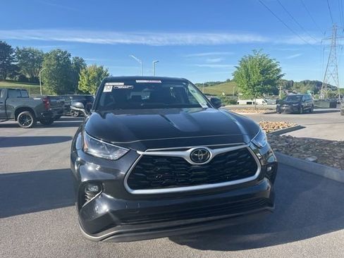 Used 2024 Toyota Highlander LE FWD image 6