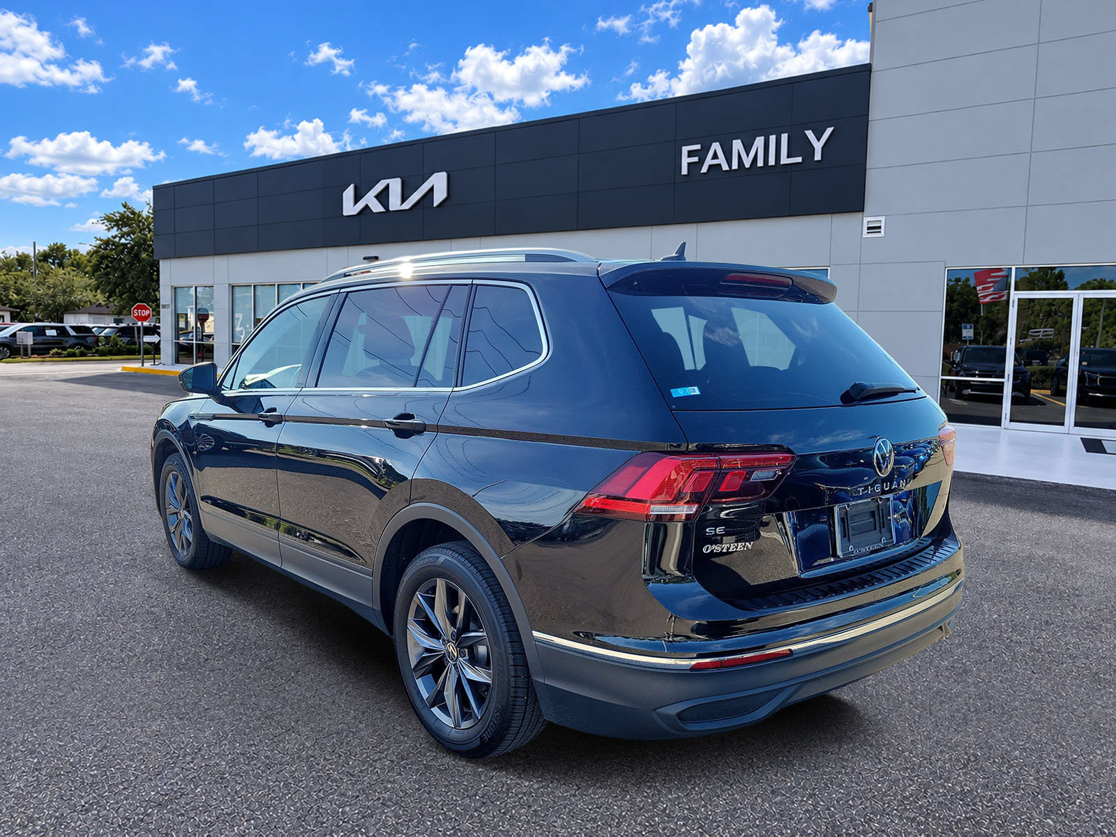 Used 2023 Volkswagen Tiguan SE w/ Panoramic Sunroof Package FWD image 4