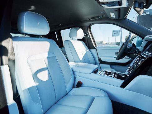 Used 2022 Rolls-Royce Cullinan Black Badge w/ Dark Exterior Package image 40