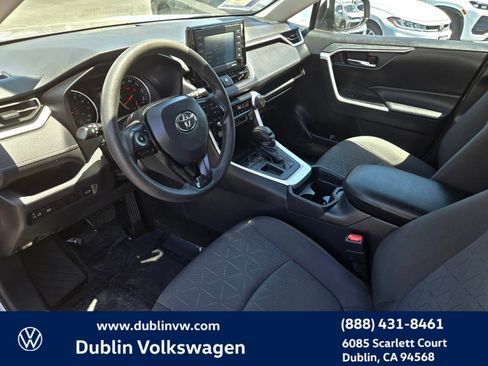 Used 2021 Toyota RAV4 XLE w/ Convenience Package FWD image 9