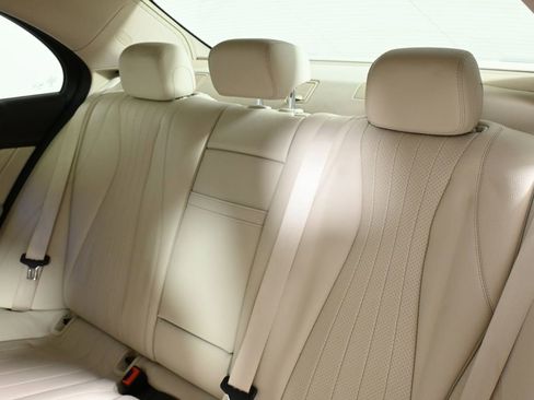 Used 2018 Mercedes-Benz E 400 4MATIC Sedan image 4