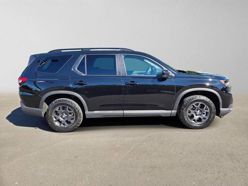 Used 2025 Honda Pilot TrailSport image 2