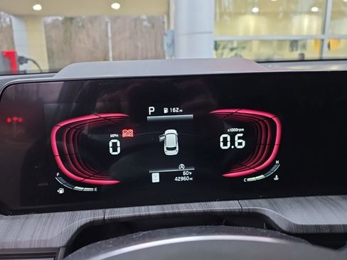 Used 2024 Kia Telluride EX w/ EX Captain's Chair Package image 10