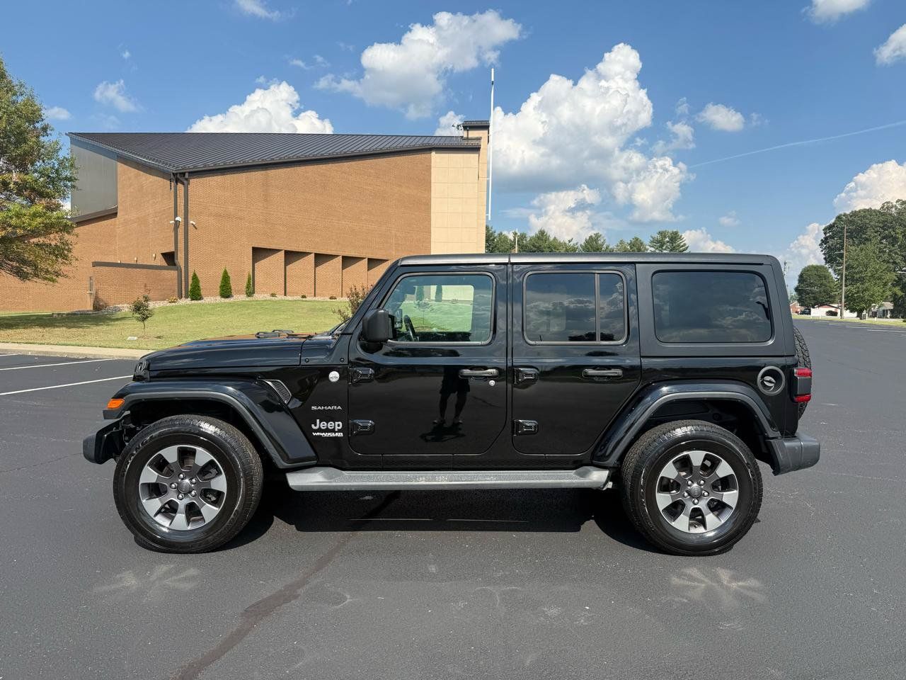 Used 2018 Jeep Wrangler Unlimited Sahara AWD/4WD image 5
