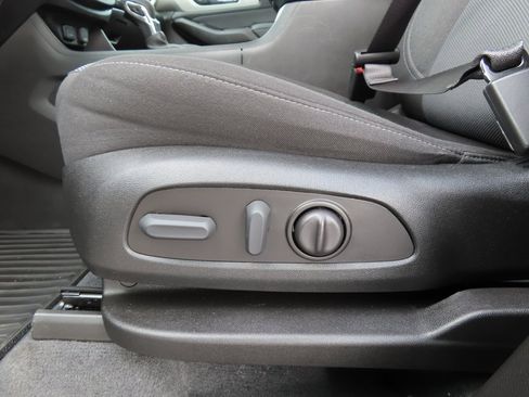 Used 2023 Chevrolet Traverse LT image 6