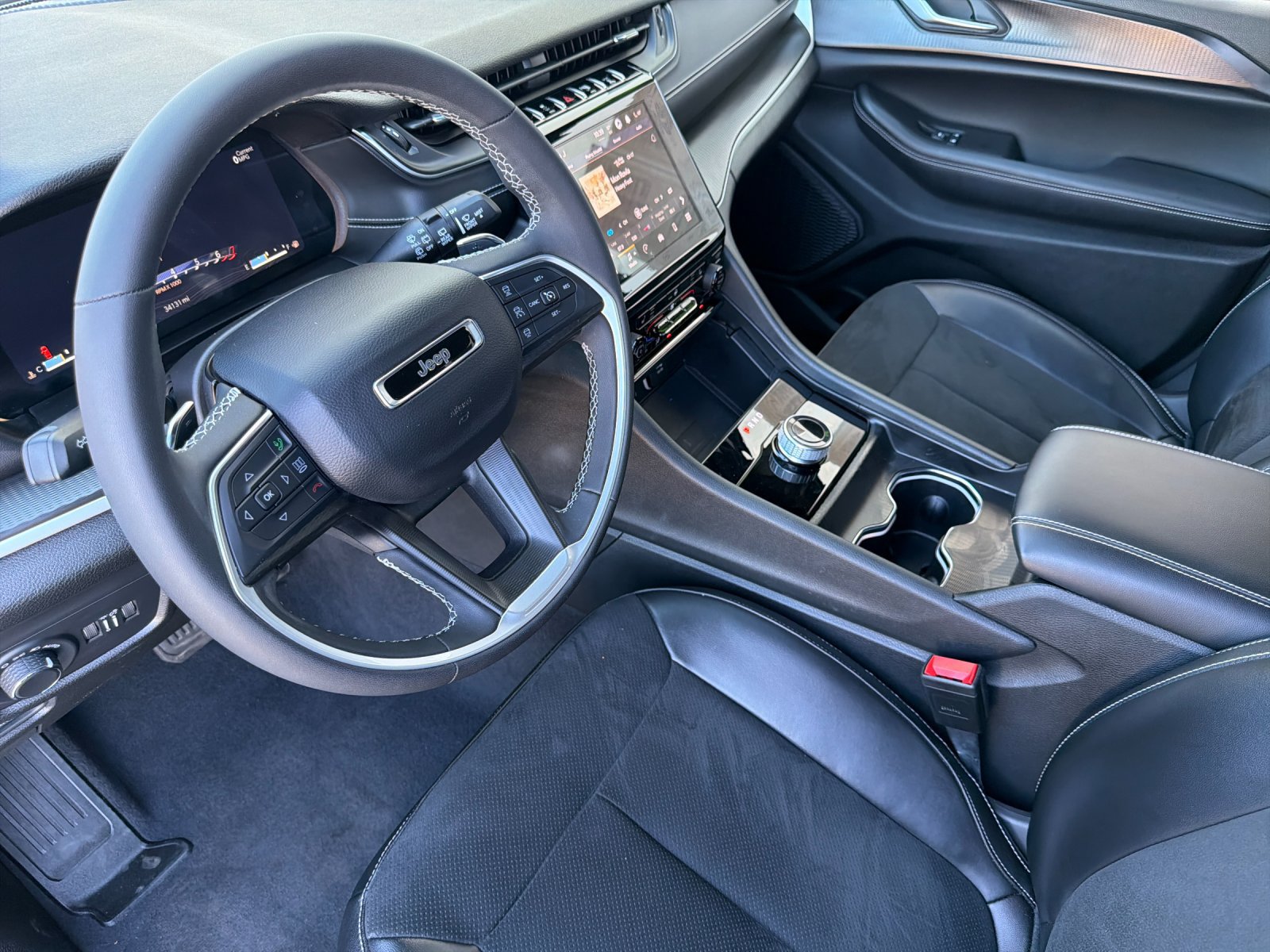 Used 2023 Jeep Grand Cherokee Altitude RWD image 10