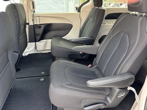 Used 2022 Chrysler Voyager LX FWD image 14