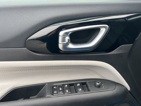 Used 2025 Jeep Compass Limited image 9