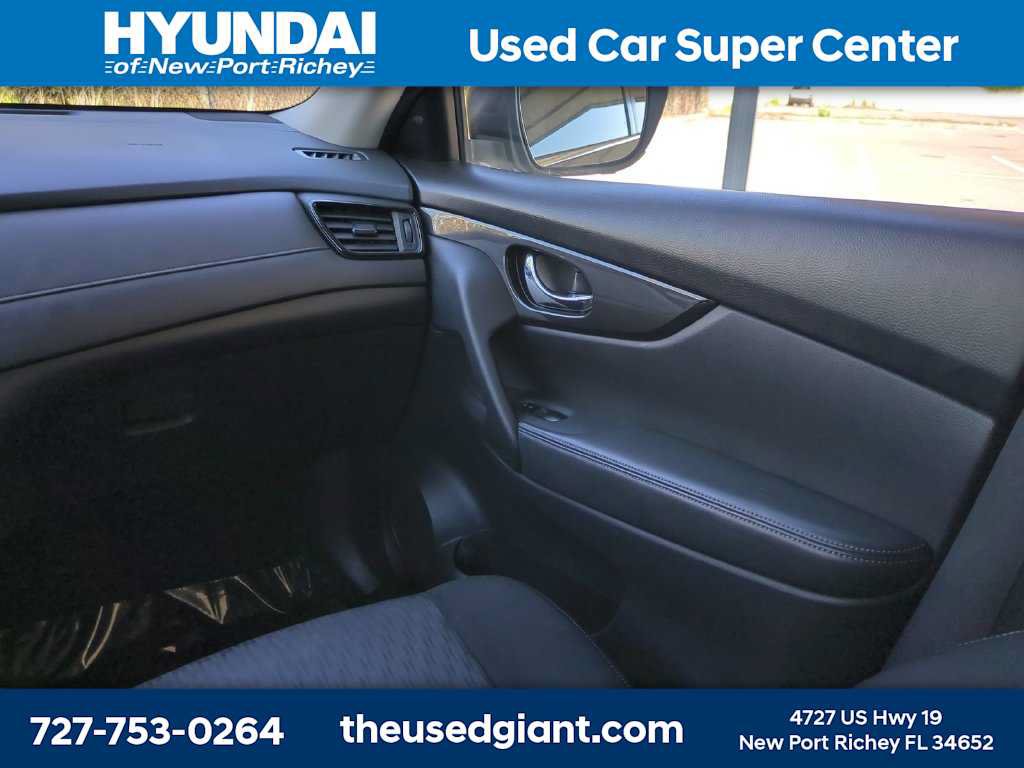 Used 2019 Nissan Rogue SV w/ Premium Package FWD image 18