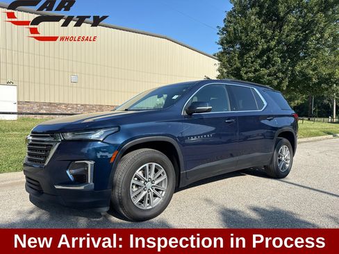 Used 2023 Chevrolet Traverse LT w/ LPO, Floor Liner Package FWD image 1
