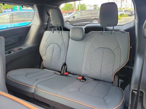 New 2027 Chrysler Pacifica Pinnacle w/ Theater Group AWD/4WD image 11