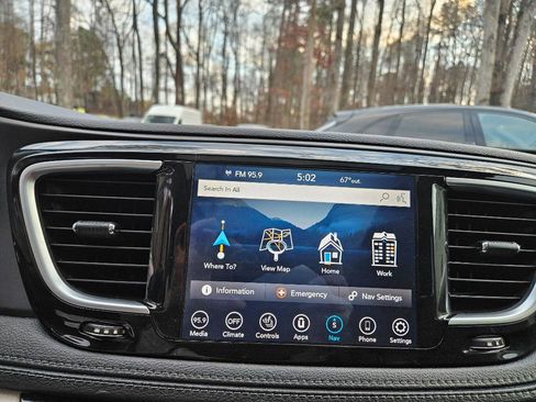 Used 2020 Chrysler Pacifica Limited image 17