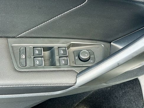 Used 2022 Volkswagen Tiguan SE w/ Panoramic Sunroof Package FWD image 17