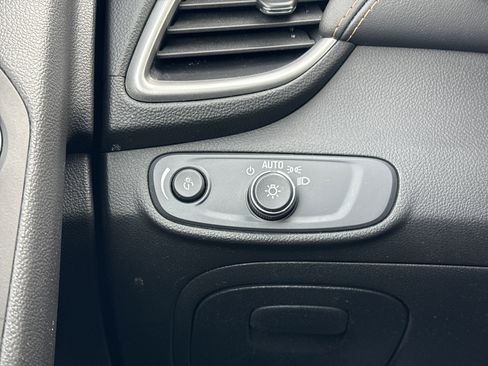 Used 2022 Chevrolet Trax LT w/ LT Convenience Package image 28