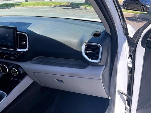Used 2023 Hyundai Venue SEL FWD image 16