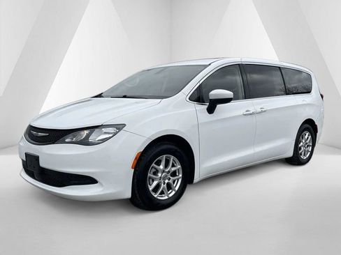 Used 2022 Chrysler Voyager LX image 3