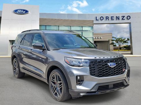 Certified 2025 Ford Explorer ST RWD image 3