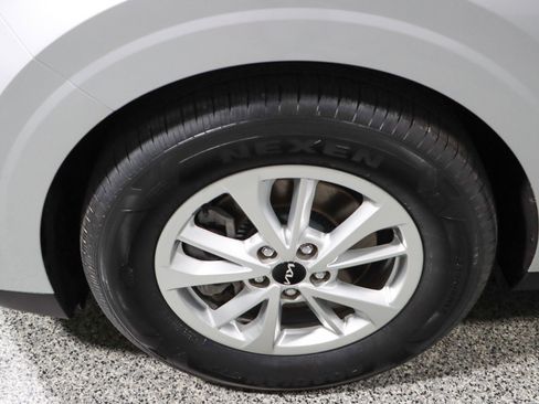 Used 2023 Kia Carnival LX image 11